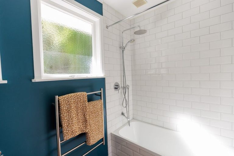 Photo of property in 10 Cotswold Crescent, Newlands, Wellington, 6037