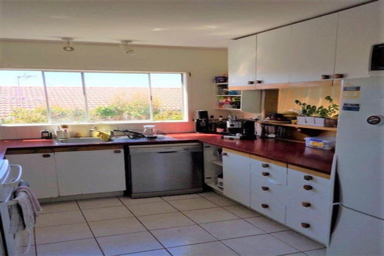Photo of property in 1 Ravenwood Drive, Forrest Hill, Auckland, 0620