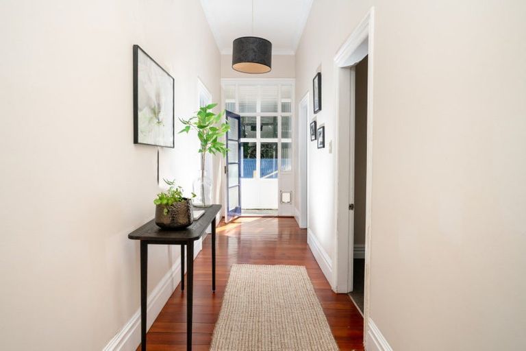 Photo of property in 58 Fairview Crescent, Kelburn, Wellington, 6012