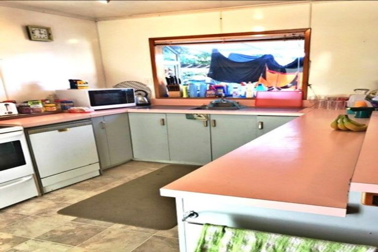 Photo of property in 16 Roberts Road, Te Atatu South, Auckland, 0610