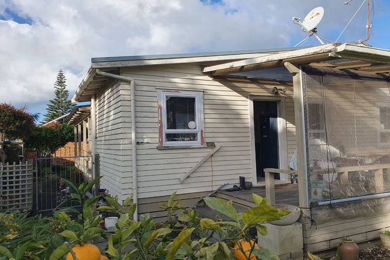 Photo of property in 2/8 The Esplanade, Eastern Beach, Auckland, 2012