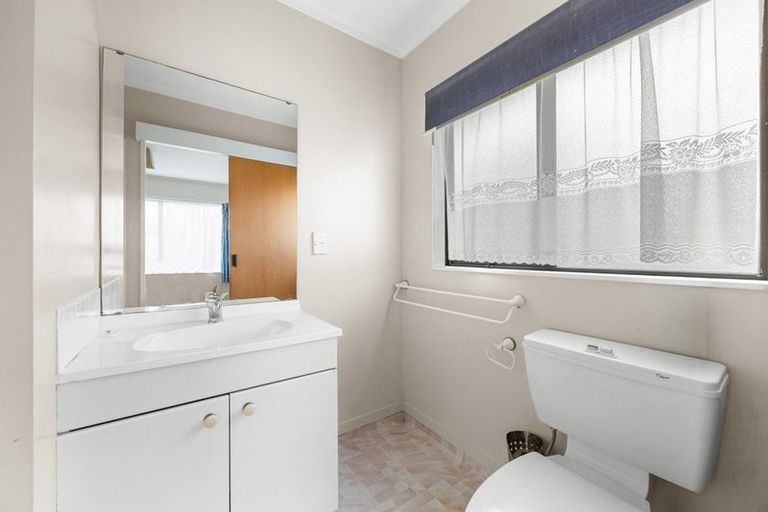 Photo of property in 18 Van Dyke Place, West Harbour, Auckland, 0618