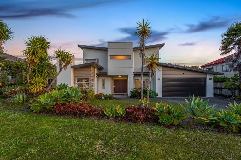 Photo of property in 17 Glen Bay Close, Pinehill, Auckland, 0632