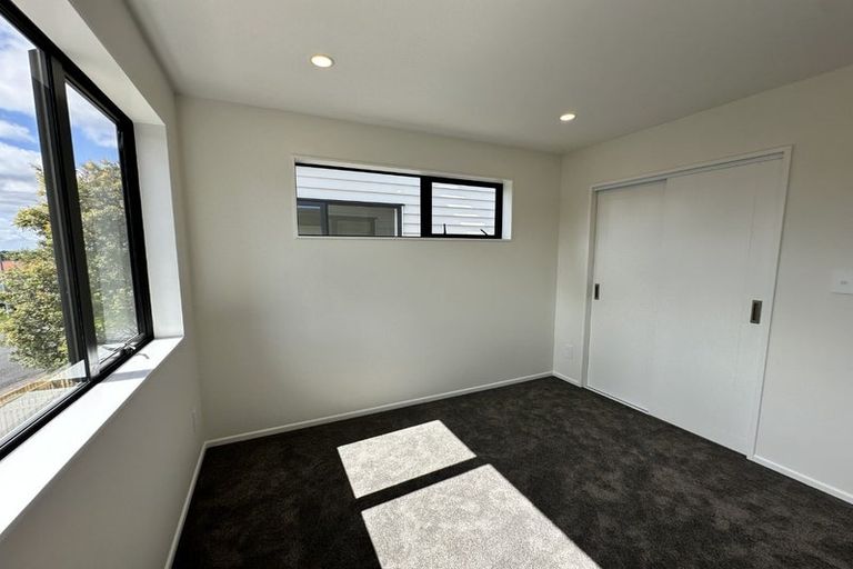 Photo of property in 2b Van Dyke Place, West Harbour, Auckland, 0618