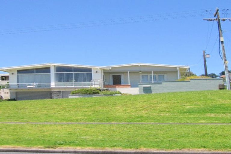 Photo of property in 14 Kiwi Esplanade, Mangere Bridge, Auckland, 2022