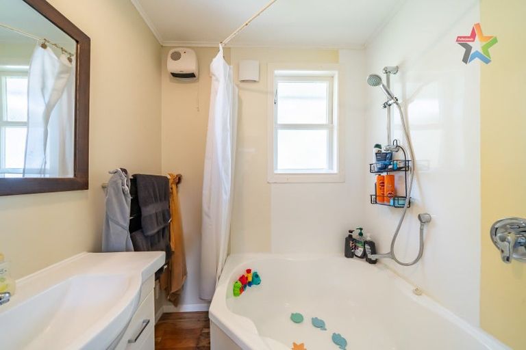 Photo of property in 64 Pekanga Road, Normandale, Lower Hutt, 5010