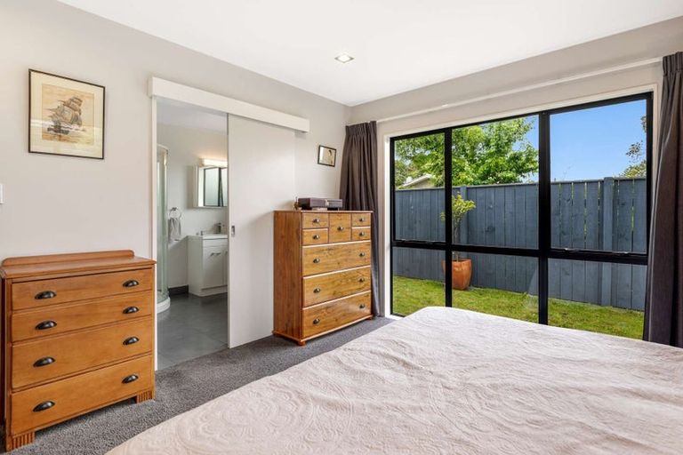 Photo of property in 17 Woburn Place, Takaro, Palmerston North, 4412