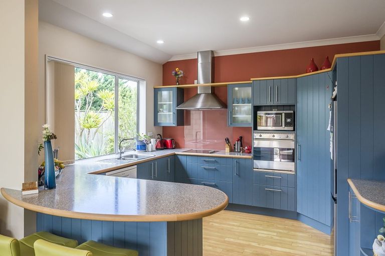 Photo of property in 43 Quadrant Heights, Paraparaumu, 5032