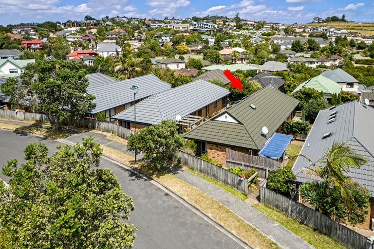 Photo of property in 3/12-20 Northcross Drive, Oteha, Auckland, 0632