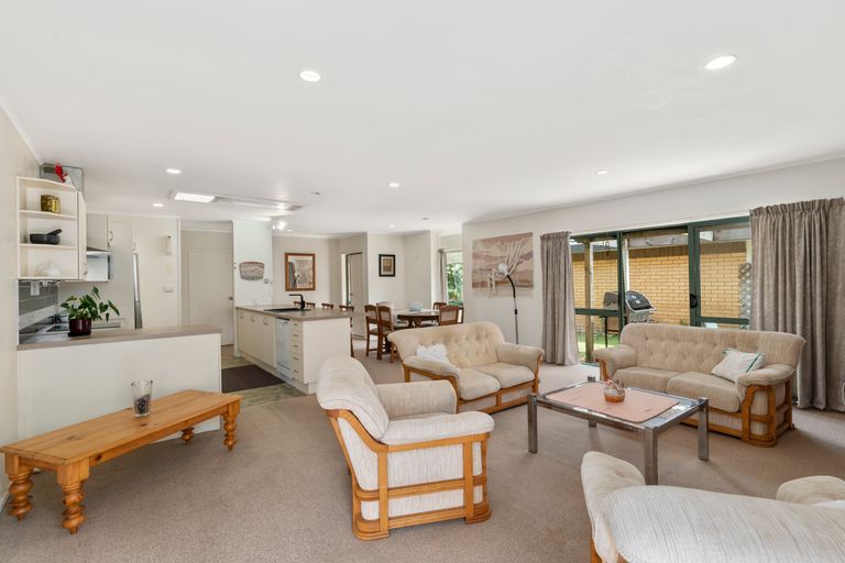 Photo of property in 3/12-20 Northcross Drive, Oteha, Auckland, 0632