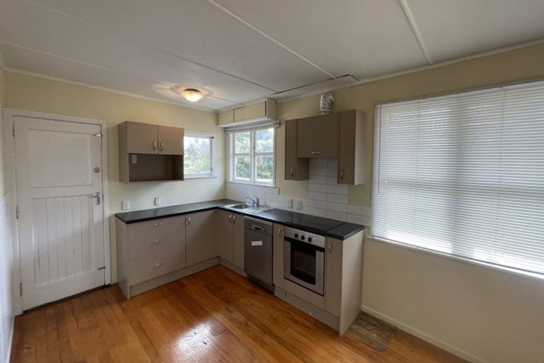 Photo of property in 12 Gill Avenue, Te Atatu Peninsula, Auckland, 0610