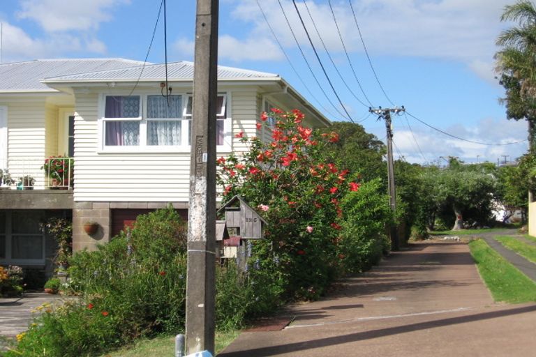Photo of property in 2/125 Exmouth Road, Northcote, Auckland, 0627