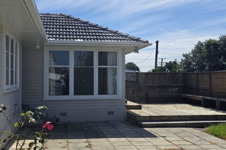 Photo of property in 1 Ward Crescent, Te Atatu Peninsula, Auckland, 0610