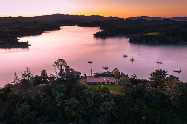 Photo of property in 150 Whangaruru Wharf Road, Whangaruru, Hikurangi, 0184