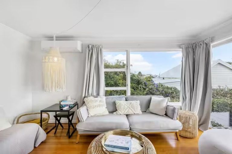 Photo of property in 3/4 Beach Road, Castor Bay, Auckland, 0620