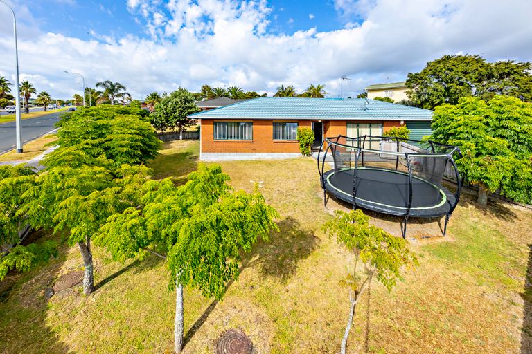 Photo of property in 2 Belinda Avenue, Flat Bush, Auckland, 2023