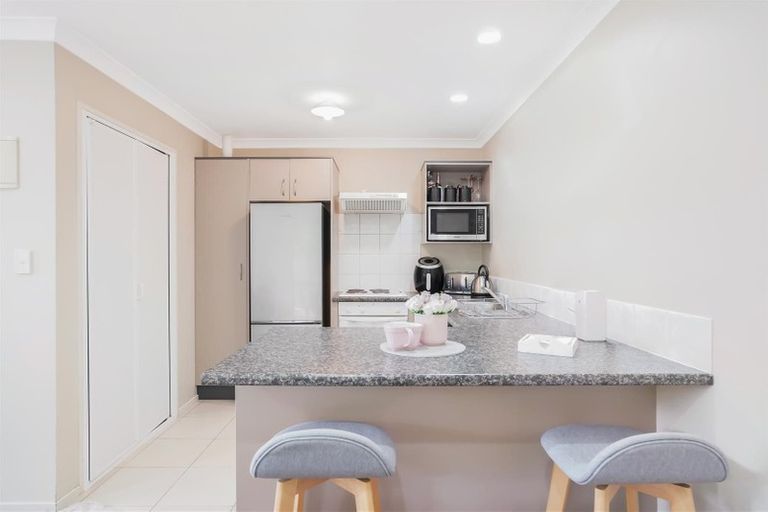 Photo of property in 12 Mediterranean Way, Goodwood Heights, Auckland, 2105