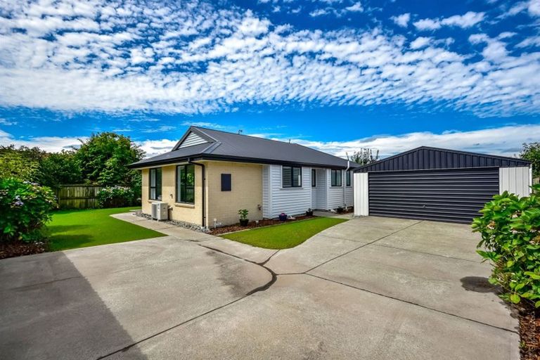 Photo of property in 2/49 Shannon Place, Belfast, Christchurch, 8051