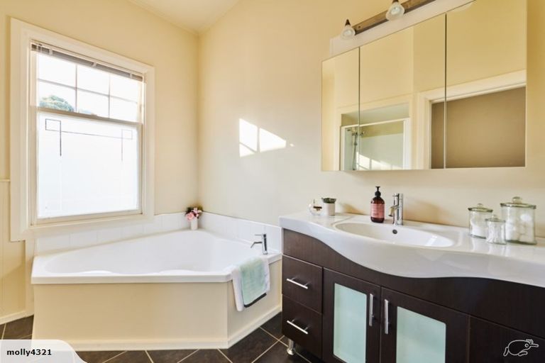 Photo of property in 57 Bolton Street, Kelburn, Wellington, 6012