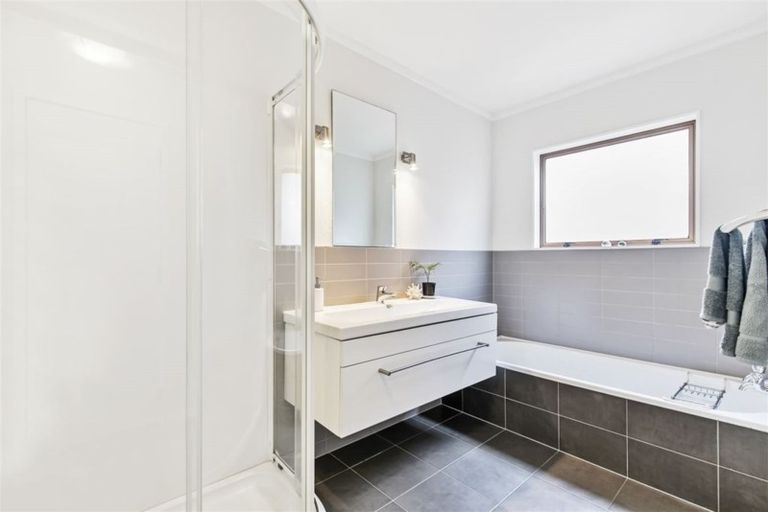 Photo of property in 13 James Evans Drive, Northcote, Auckland, 0627