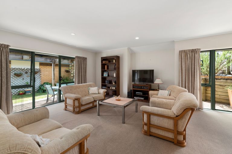 Photo of property in 3/12-20 Northcross Drive, Oteha, Auckland, 0632
