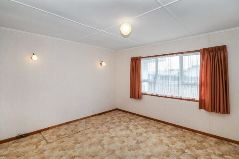 Photo of property in 15 Turakina Street, Merrilands, New Plymouth, 4312