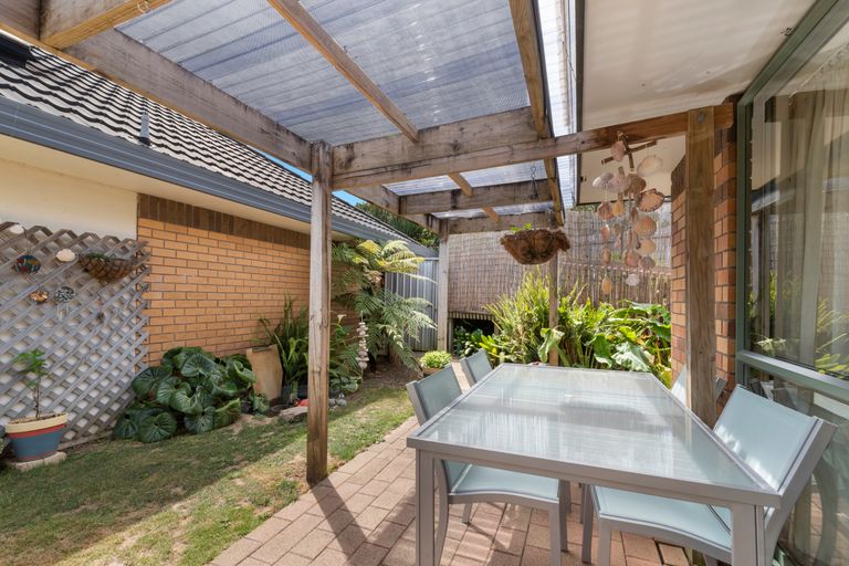 Photo of property in 3/12-20 Northcross Drive, Oteha, Auckland, 0632