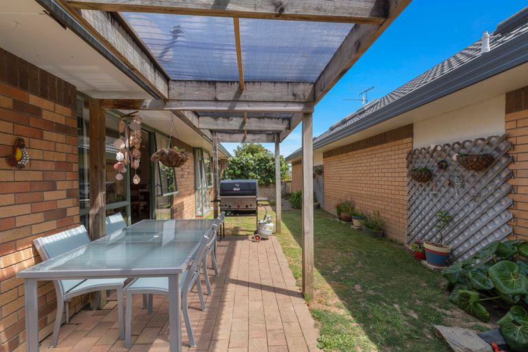 Photo of property in 3/12-20 Northcross Drive, Oteha, Auckland, 0632