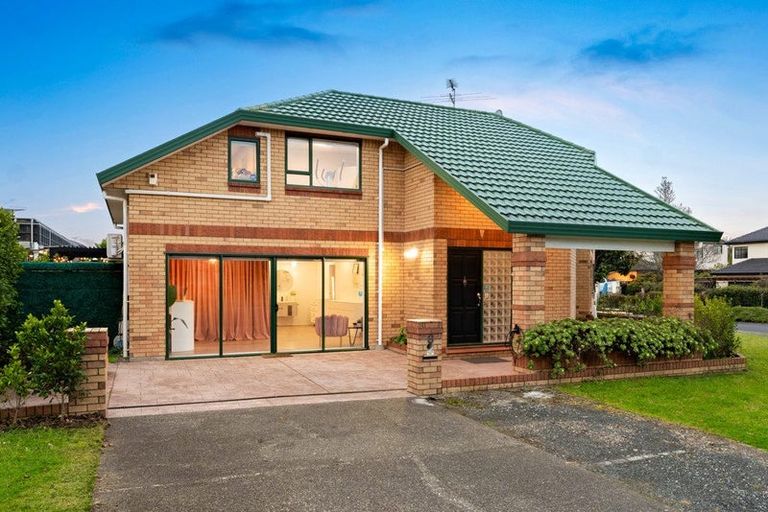 Photo of property in 8 Vinograd Drive, Te Atatu Peninsula, Auckland, 0610