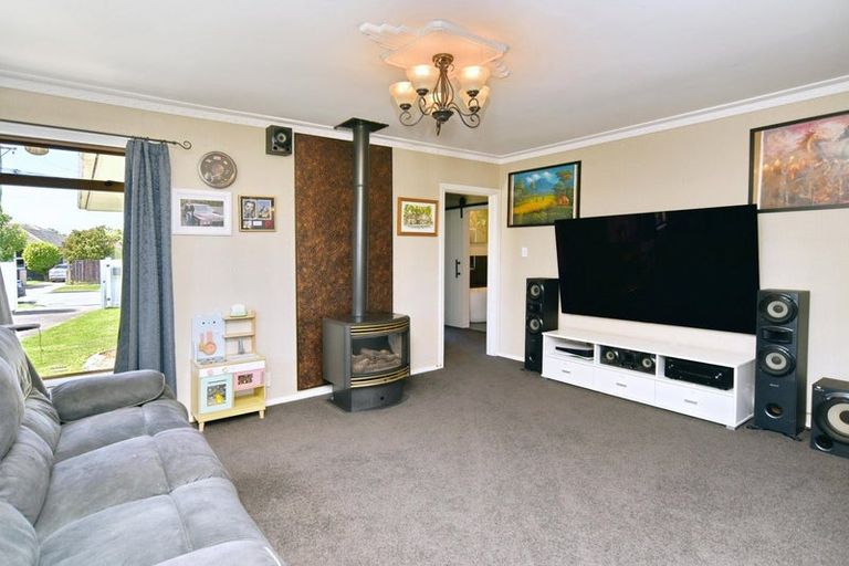 Photo of property in 15 Emlyn Place, Avondale, Christchurch, 8061