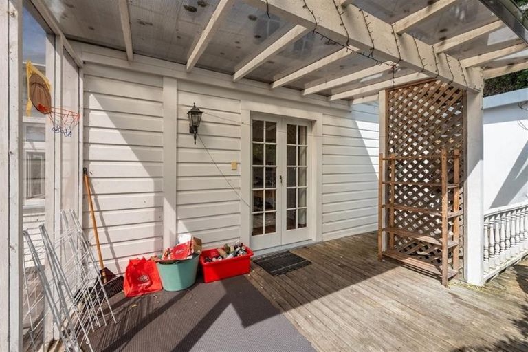 Photo of property in 80 Kelburn Parade, Kelburn, Wellington, 6012