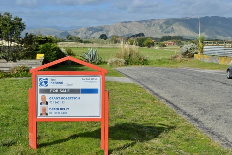 Photo of property in 24 Kitchener Street, Te Horo Beach, Otaki, 5581