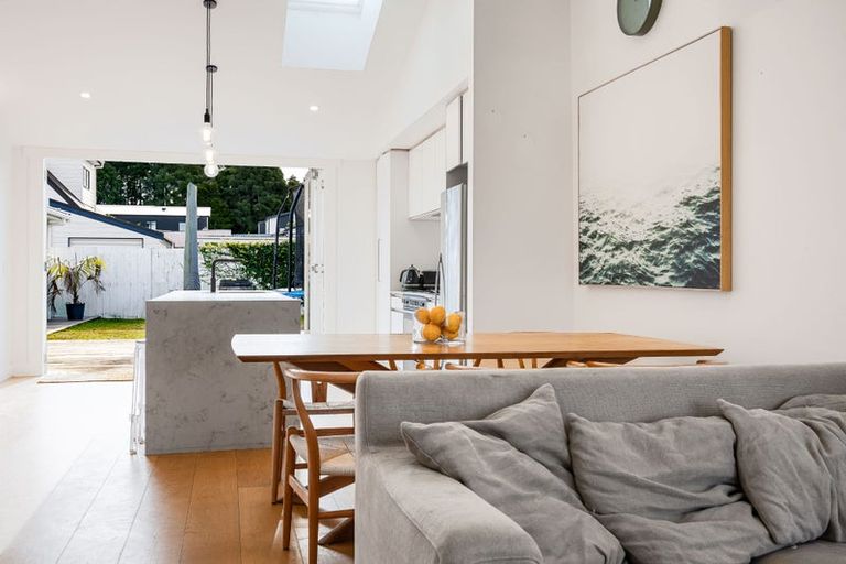Photo of property in 9 Ocean View Road, Hillcrest, Auckland, 0627