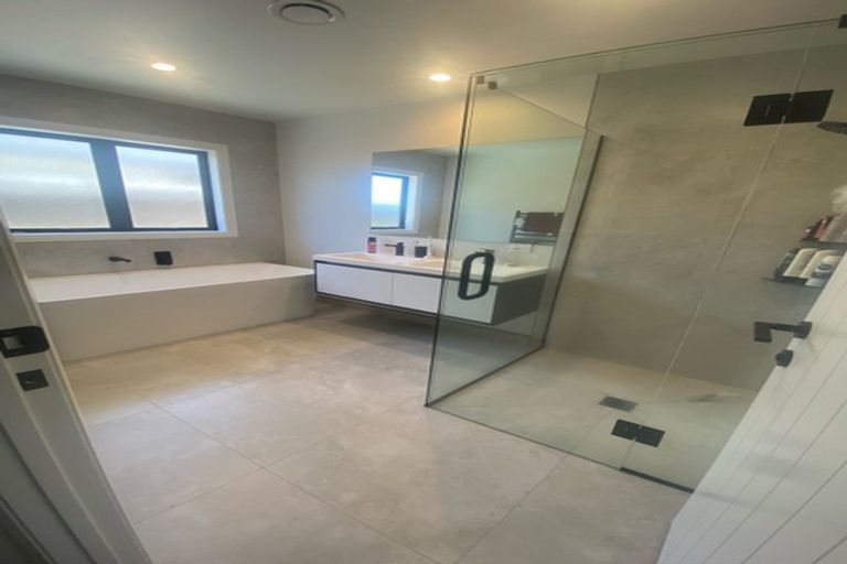 Photo of property in 28 Atlantic Drive, Fitzherbert, Palmerston North, 4410