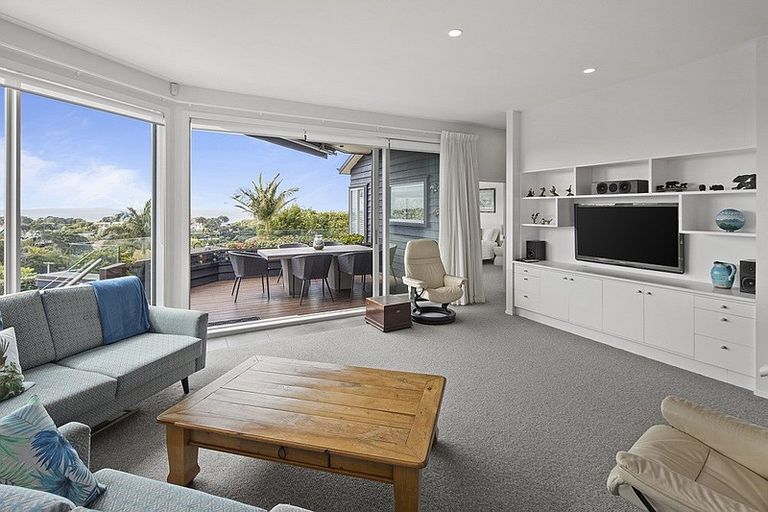 Photo of property in 9 Rahopara Street, Castor Bay, Auckland, 0620