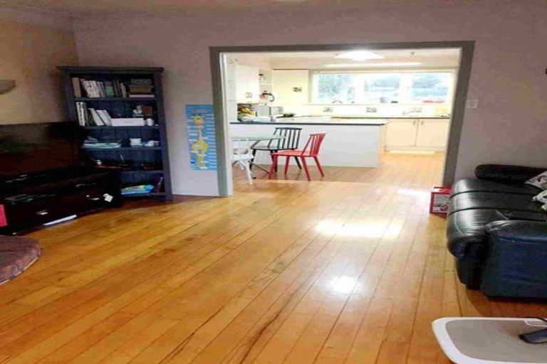 Photo of property in 70 Tiroroa Avenue, Te Atatu South, Auckland, 0610