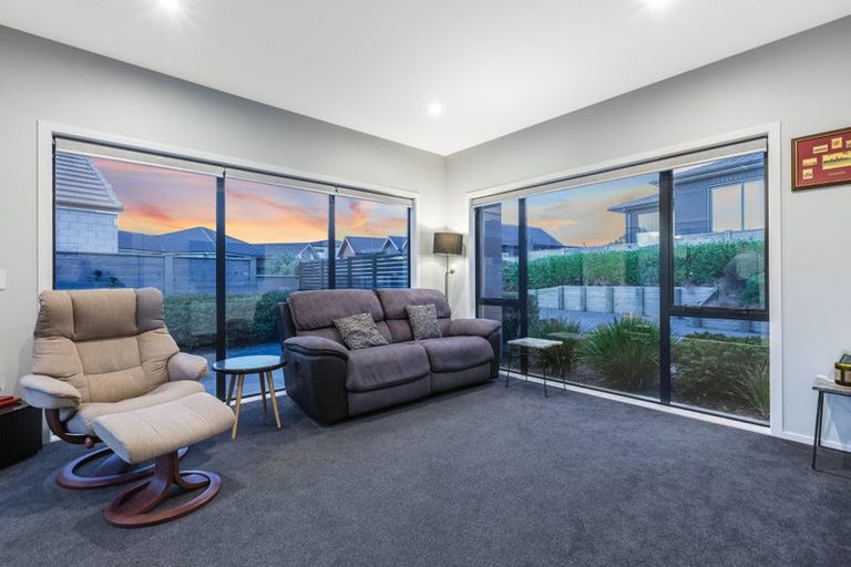 Photo of property in 55 Queen Charlotte Drive, Aotea, Porirua, 5024