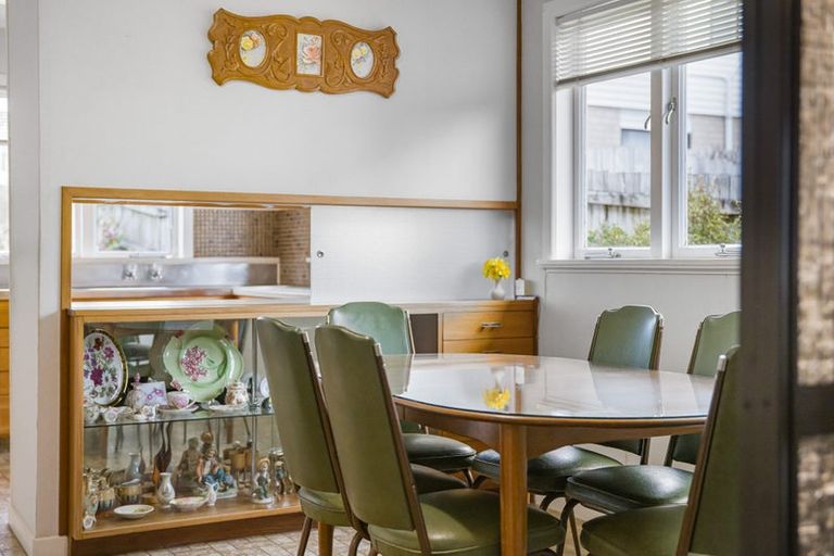 Photo of property in 5 Valron Road, Te Atatu South, Auckland, 0602