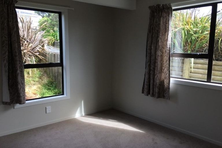 Photo of property in 33a Sunhaven Drive, Newlands, Wellington, 6037