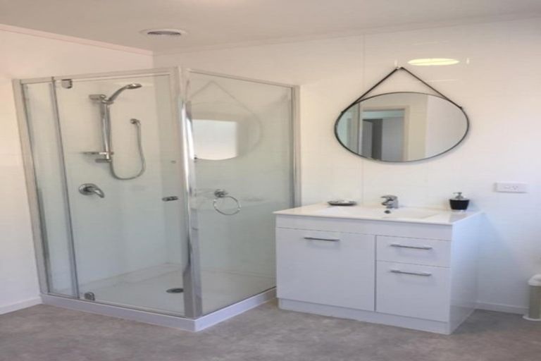 Photo of property in 68 Hobsonville Road, West Harbour, Auckland, 0618