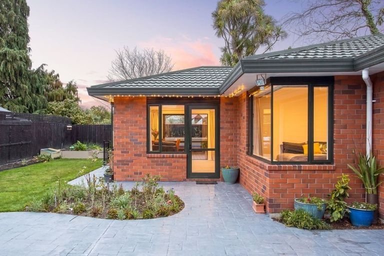 Photo of property in 2/12 Gleneagles Terrace, Ilam, Christchurch, 8053