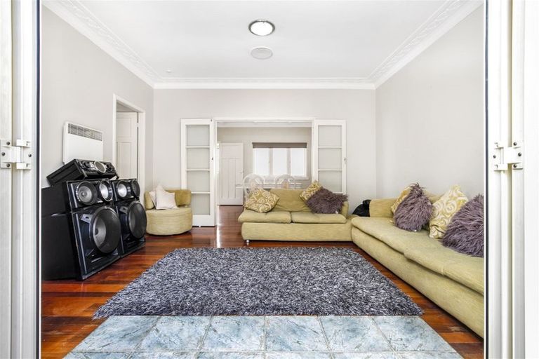 Photo of property in 51 Great South Road, Papakura, 2110