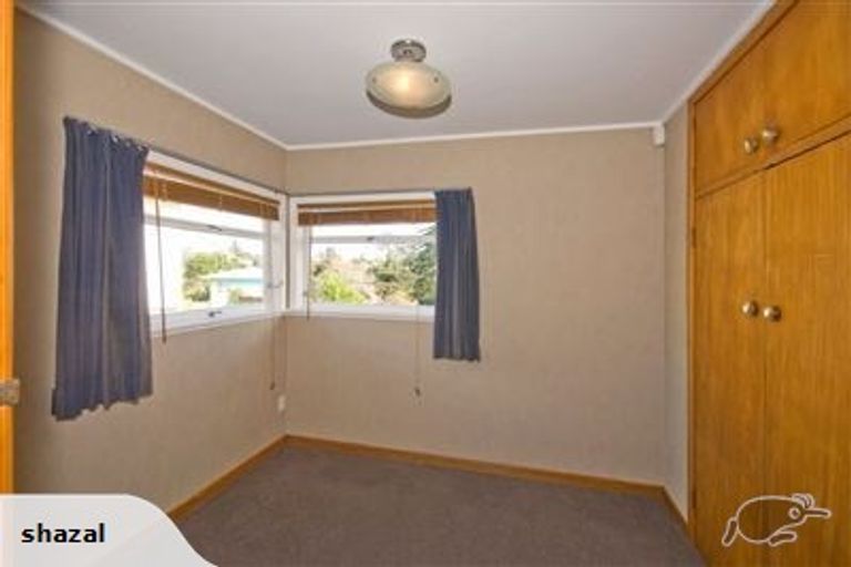 Photo of property in 2/1 Cronin Place, Beach Haven, Auckland, 0626