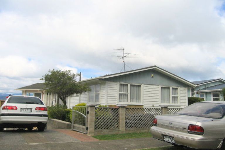 Photo of property in 76 Akaroa Drive, Maupuia, Wellington, 6022