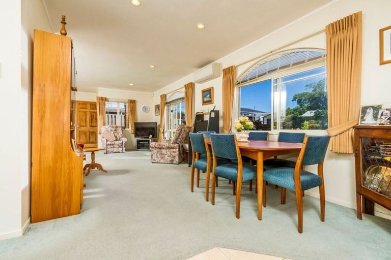 Photo of property in 2/335 Wairau Road, Totara Vale, Auckland, 0627