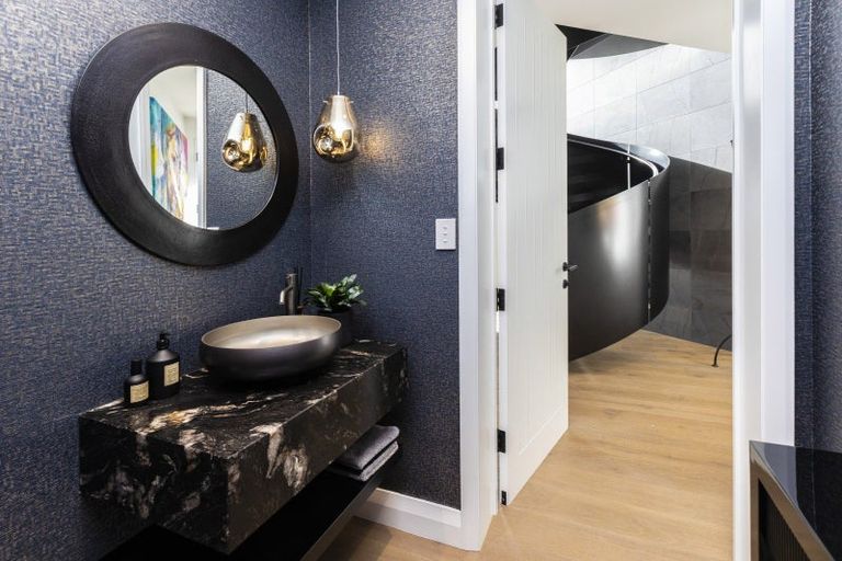 Photo of property in 15 Omeo Crescent, Redcliffs, Christchurch, 8081