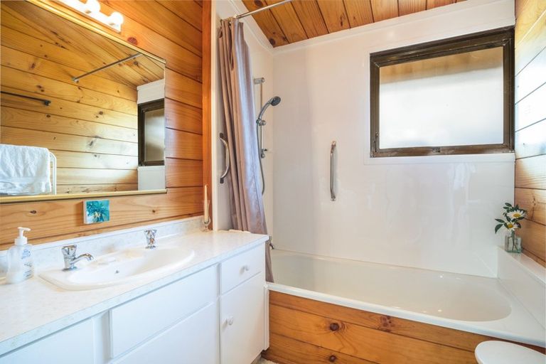 Photo of property in 32 Hicks Close, Whitby, Porirua, 5024