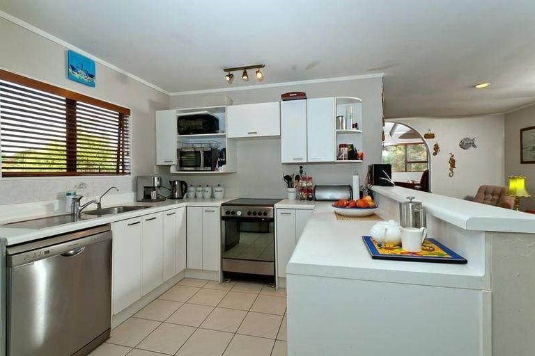 Photo of property in 19 Topliss Drive, Northcross, Auckland, 0632