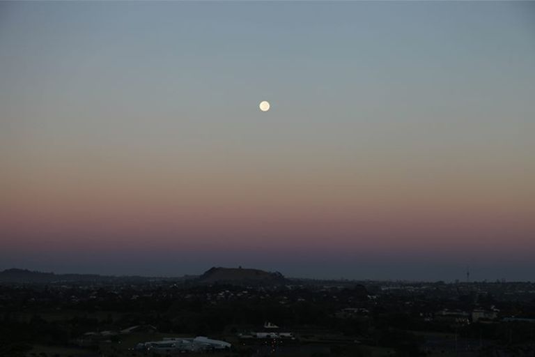Photo of property in 17 Pitlochry Place, Highland Park, Auckland, 2010