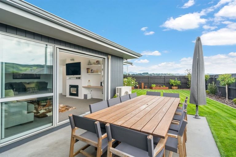 Photo of property in 77 Sunstone Crescent, Timberlea, Upper Hutt, 5018